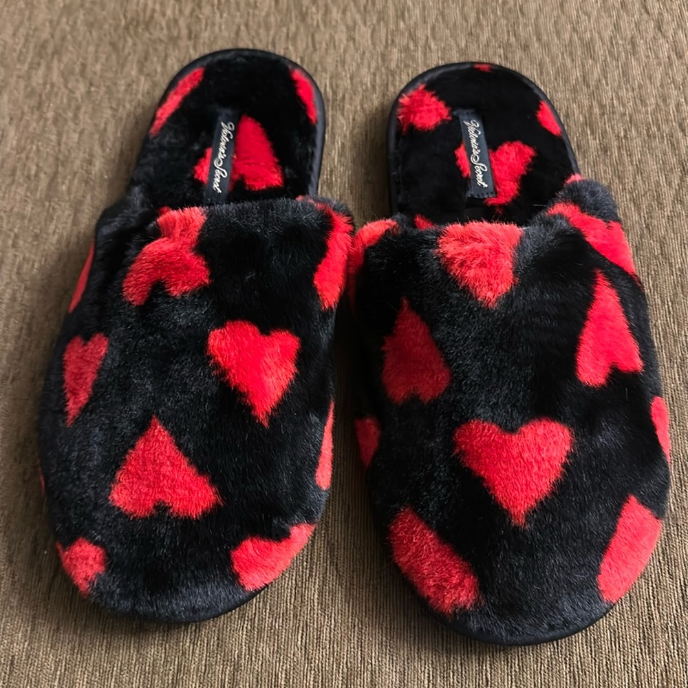 NWT Victoria’s Secret Black with Red Hearts Fuzzy Slippers